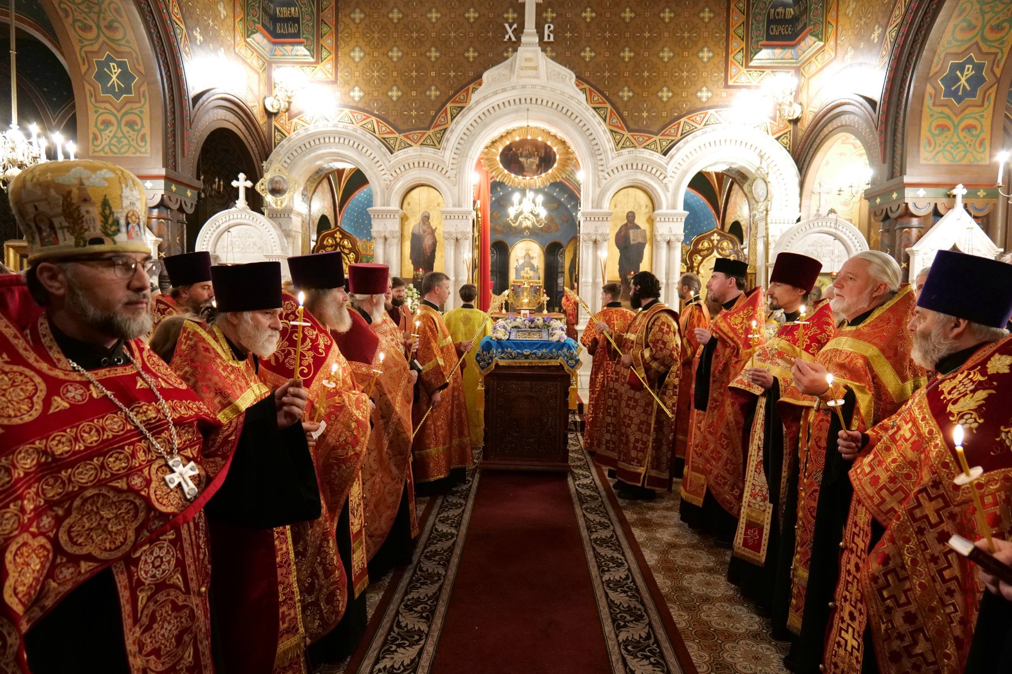 Духовенство во время богослужения в храме