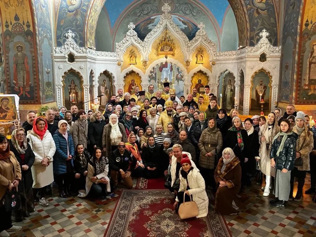 Общинная фотография духовенства и прихожан в храме